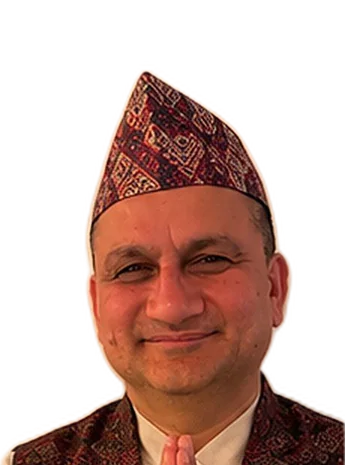 Kedar Nath Dhungana saludando con namaste